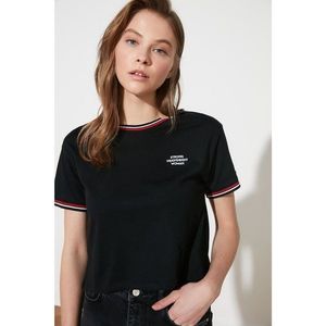 Trendyol Black Embroidered Crop Knitted T-Shirt vyobraziť