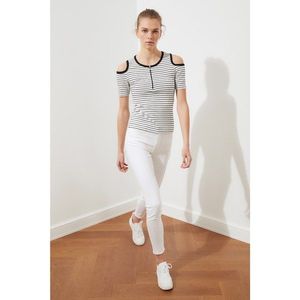 Trendyol White Striped Cut Out Detailed Knitted Blouse vyobraziť