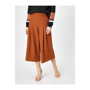 Koton Women's Brown Pocket Detailed Short Leg Trousers vyobraziť