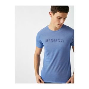 Koton Men's Blue Embossed Short Sleeve Cotton T-Shirt vyobraziť
