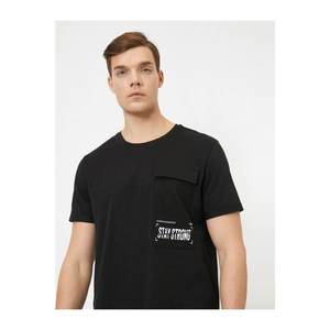 Koton Men's Black Printed Printed Crew Neck Short Sleeve 100% Cotton T-shirt with Pocket Detail vyobraziť