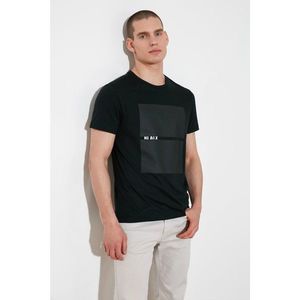 Trendyol Black Men's Slim Fit Short Sleeve Slogan Printed T-Shirt vyobraziť