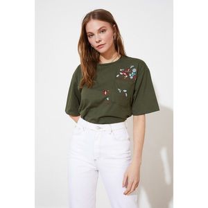 Trendyol Khaki Pocket Embroidered Basic Knitted T-Shirt vyobraziť