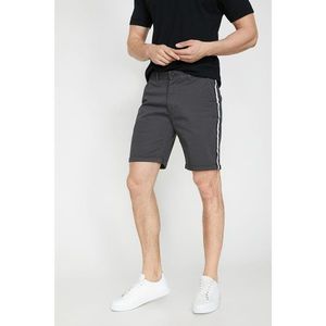 Koton Men's Gray Normal Waist Pocket Detailed Stripe Detailed Shorts vyobraziť
