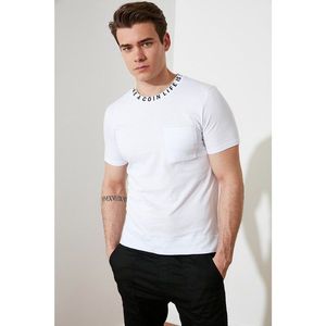 Trendyol White Men's Slim Fit Crew Neck Short Sleeve Printed T-Shirt with One Pocket vyobraziť