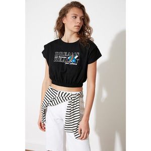 Trendyol Black Plug-and-Pull Patch and Printed Crop Knitted T-Shirt vyobraziť