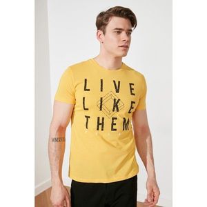 Trendyol Yellow Men's Regular Fit Bike Collar Short Sleeve Printed T-Shirt vyobraziť