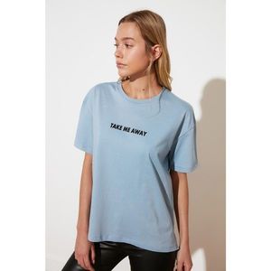 Trendyol Blue Printed Asymmetric Boyfriend Knitted T-Shirt vyobraziť