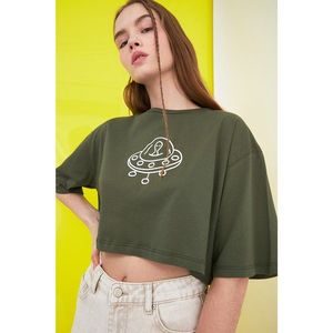 Trendyol Haki Printed Crop Knitted T-Shirt vyobraziť