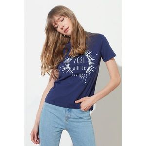 Trendyol Navy Blue Printed Upright Collar Knitted T-Shirt vyobraziť
