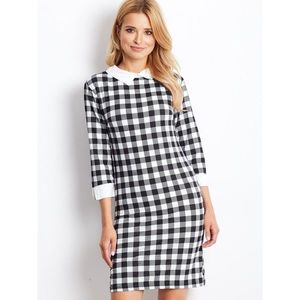 Black and white checkered dress with a collar vyobraziť
