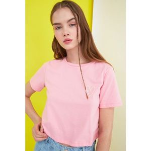 Trendyol Pink Embroidered Crop Knitted T-Shirt vyobraziť
