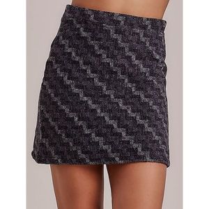 Gray mini skirt with a geometric pattern vyobraziť