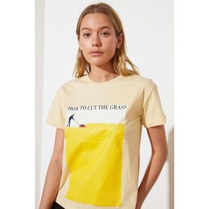 Trendyol Yellow Semifitted Knitted T-Shirt vyobraziť