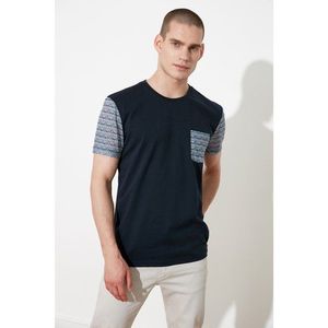 Trendyol Navy Blue Men's Regular Fit Short Sleeve Sleeve Detailed T-Shirt vyobraziť