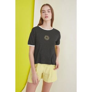 Trendyol Black Striped Embroidered Semifitted Knitted T-Shirt vyobraziť