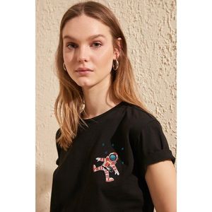 Trendyol Black Embroidered Semi-Fitted Knitted T-Shirt vyobraziť