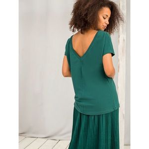 T-shirt with a neckline in the back dark green vyobraziť