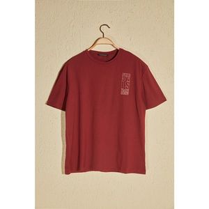Trendyol Burgundy Men's Wide Cut Fit Back Printed T-Shirt vyobraziť