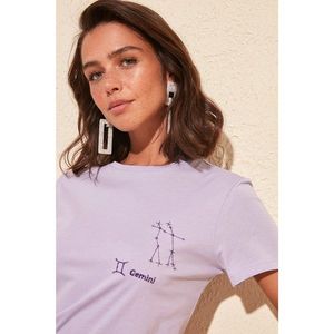 Trendyol Lila Gemini Burj Embroidered Basic Knitted Shirt vyobraziť