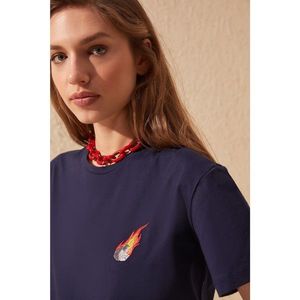 Trendyol Navy Blue Embroidered Semi-Fitted Knitted T-Shirt vyobraziť