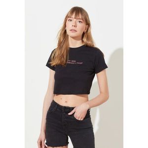 Trendyol Black Embroidered Crop Knitted T-Shirt vyobraziť