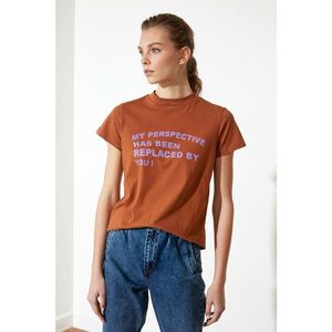 Trendyol Cinnamon Printed Upright Collar Basic Knitted T-Shirt vyobraziť