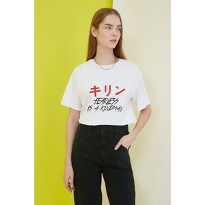 Trendyol White Boyfriend Font Print knitted T-Shirt vyobraziť