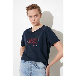 Trendyol Semifitted Knitted T-Shirt WITH Navy Embroidery vyobraziť