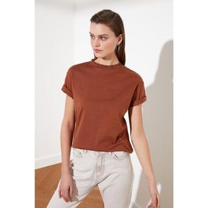 Trendyol Brown Right Collar Basic Knitted T-Shirt vyobraziť