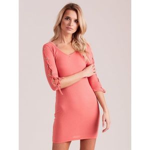 Ribbed coral dress with lacing on the sleeves vyobraziť