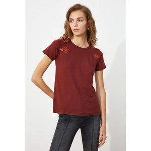 Trendyol Brown Embroidered Basic Knitted T-Shirt vyobraziť