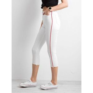 Skinny jeans with a red white stripe vyobraziť
