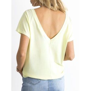 T-shirt with a back neckline in light yellow color vyobraziť