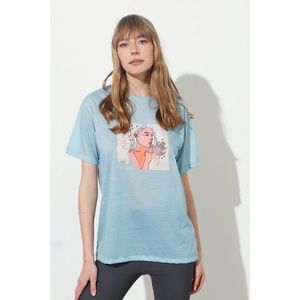 Trendyol Light Blue Printed Boyfriend Knitted T-Shirt vyobraziť