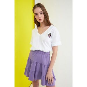 Trendyol Loose V Collar Knitted T-Shirt WITH White Patch Embroidery vyobraziť