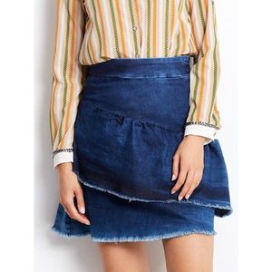 Blue denim skirt with fraying vyobraziť