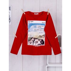 Red blouse for a boy with a print vyobraziť