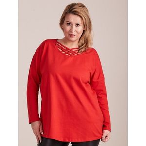 PLUS SIZE red blouse with a decorative neckline vyobraziť