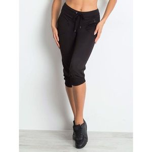 Black capri pants with cuffs on the legs vyobraziť