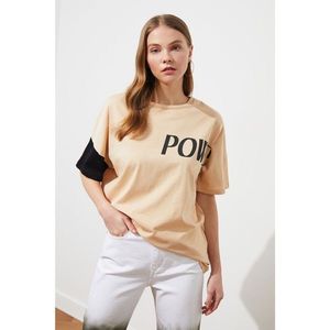 Trendyol Beige Boyfriend Printed Knitted T-Shirt vyobraziť