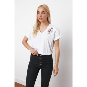 Trendyol White Embroidered Boyfriend Knitted T-Shirt vyobraziť