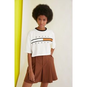 Trendyol Crop Knitted T-Shirt WITH Ecru Print vyobraziť