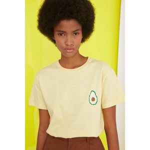 Trendyol Yellow Semifited Printed Knitted T-Shirt vyobraziť