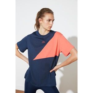 Trendyol Boyfriend Sports T-Shirt WITH Navy Blue Color Block and Embroidery vyobraziť