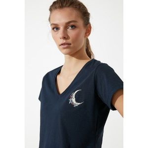 Trendyol Navy Blue Embroidered Crop Knitted T-Shirt vyobraziť