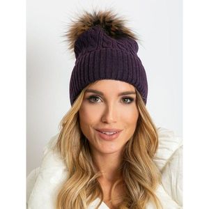 Cap with a braid weave and a fur pompom purple vyobraziť