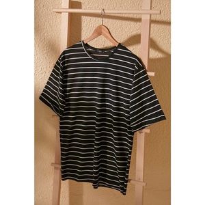Trendyol Black Striped Asymmetric Knitted T-Shirt vyobraziť