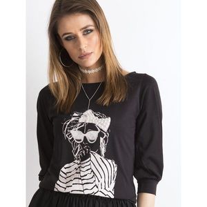 Black blouse with 3/4 sleeves and a print vyobraziť