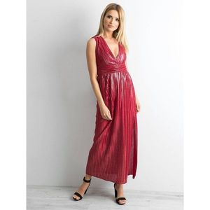 Long, pleated dress with a burgundy sheen vyobraziť